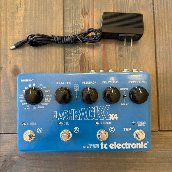 TC Electronic Flashback X4 Delay Looper Guitar Effects Pedal & Power Cord Tested - Picture 1 of 13